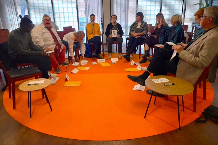 Keskustelun osallistujat istuvat ringissä ja keskustelevat