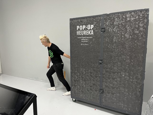 Heurekan pääinnoittaja Harri "Heko" Montonen liikuttamassa pop-up-Heurekan pakkausta.